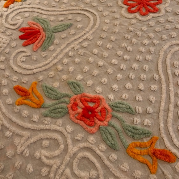 Vintage Chenille Bedspread * Fluffy Bright White Scrolls Puffs Flowers & Vines * - Picture 3 of 11